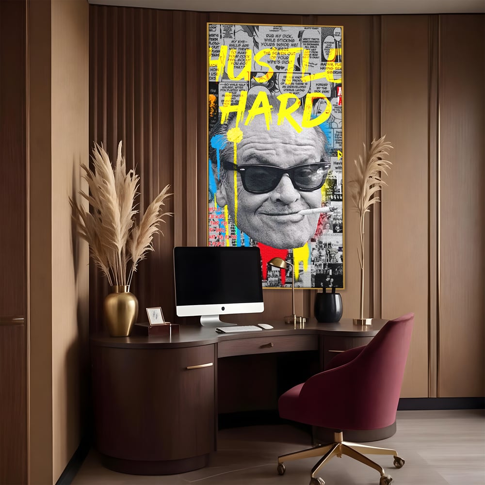 Tablou canvas cu tablou portret jack nicholson cu ochelari si tigara, in rama de aluminiu auriu, pe perete intr-un birou